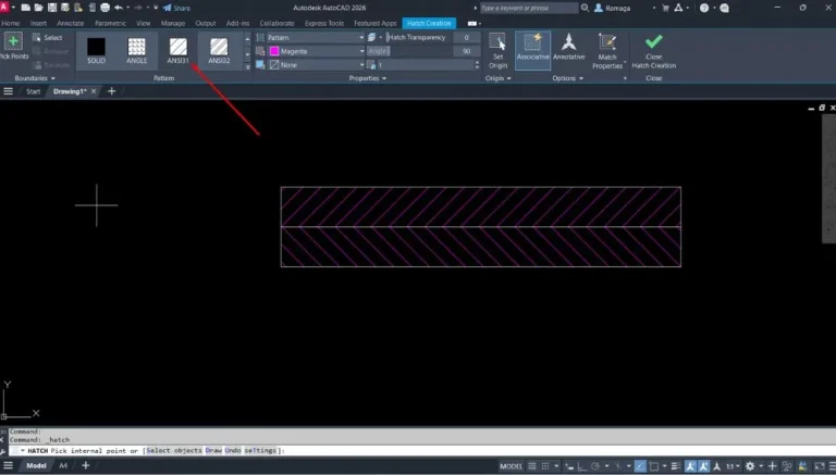 Aplicar hachuras no AutoCAD utilizando o padrão ANSI31 na ferramenta Hatch Creation para preencher áreas com representações gráficas técnicas.