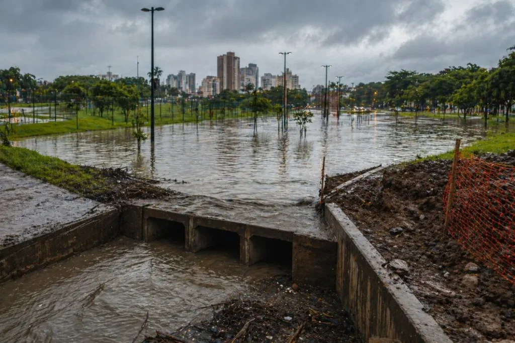 Licitação de drenagem urbana com área alagada evidenciando falha no escoamento de água