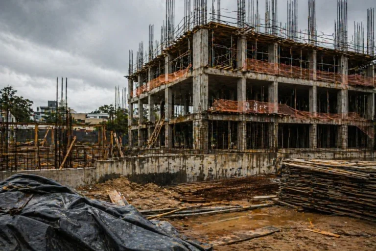 obra paralisada na cidade jardim com estrutura de concreto exposta e sem avanço